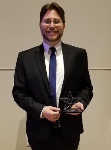 Eddie Hardinger accepting the 2018 Revenue Award